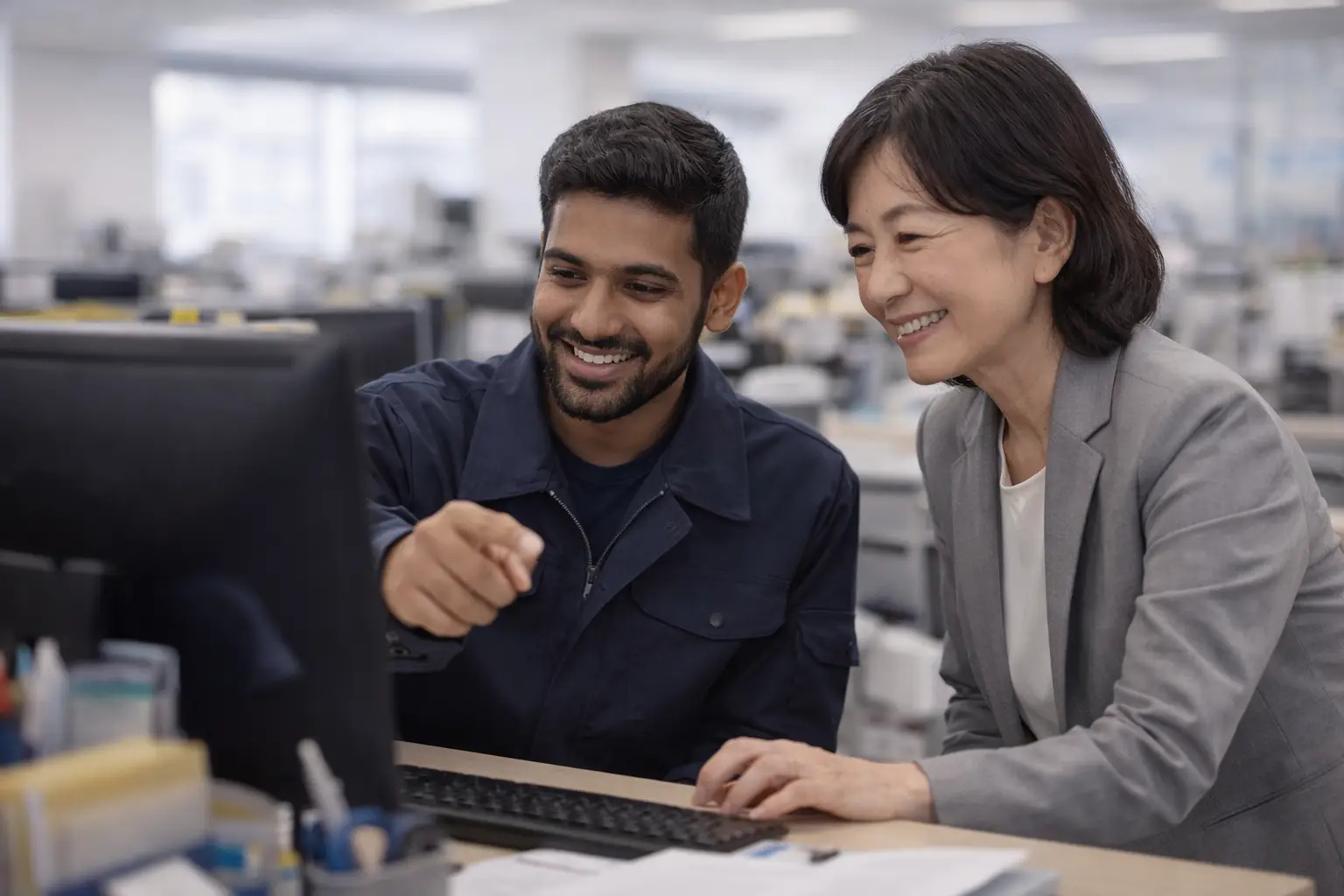 オフィスで打ち合わせを行うチーム